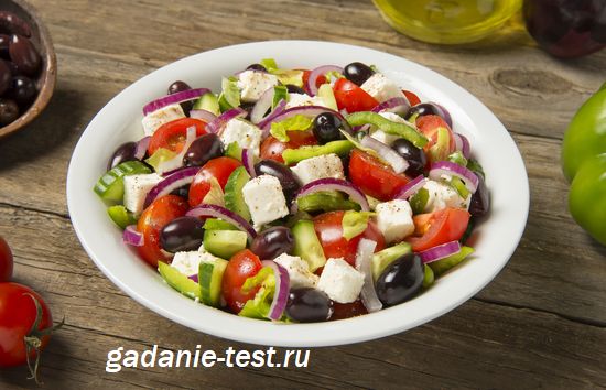 Приготовленный греческий салат
