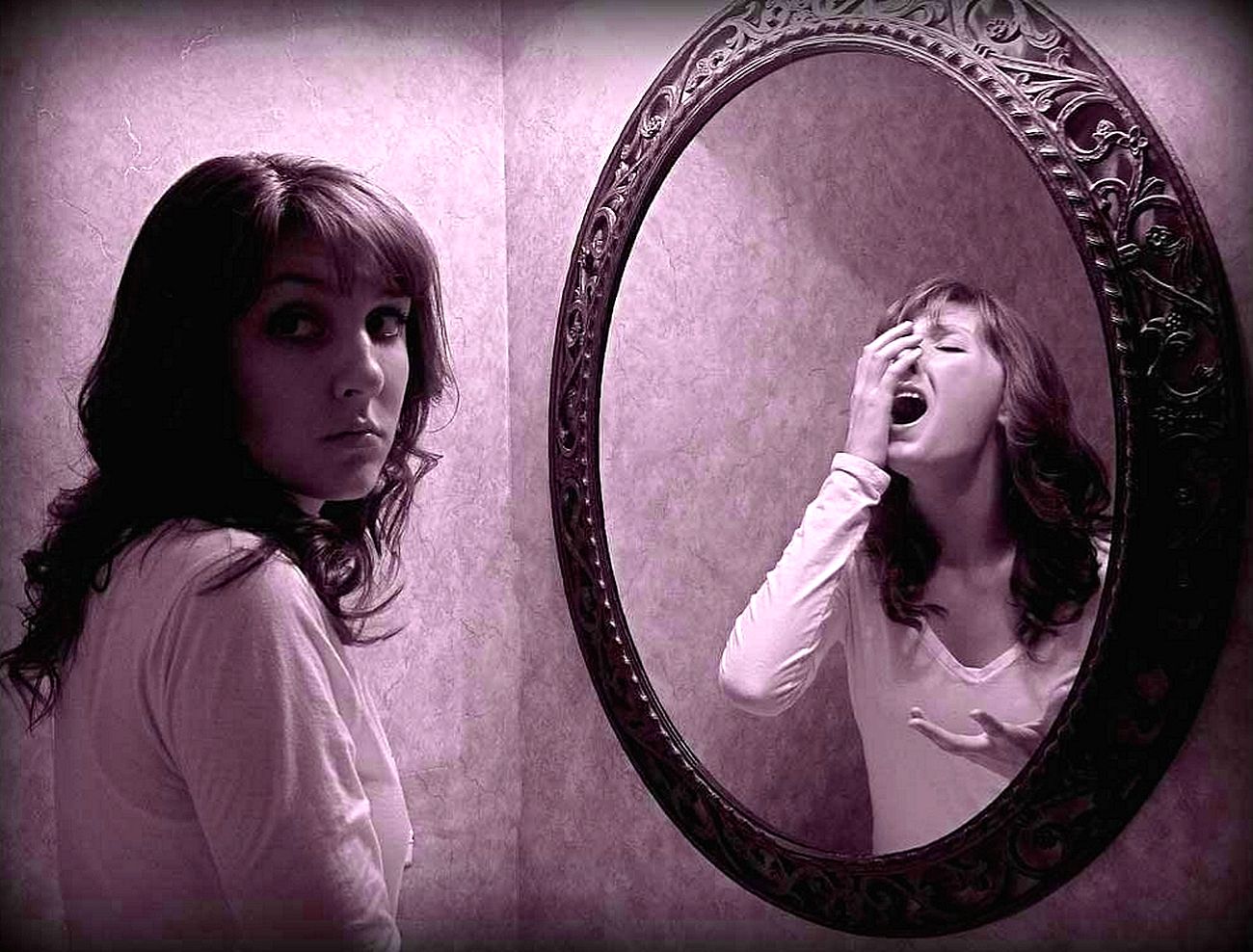 Почему нельзя плакать в зеркало. Отражение в зеркале. Отражение человека в зеркале. Девушка в зеркале. Разное отражение в зеркале.