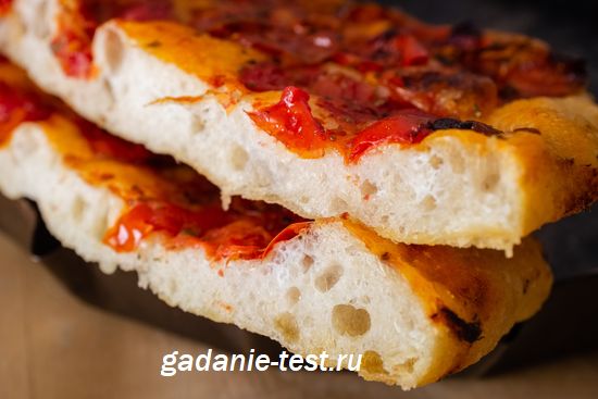 Фокачча с томатами, маслинами и чесноком. Готовая https://gadanie-test.ru/